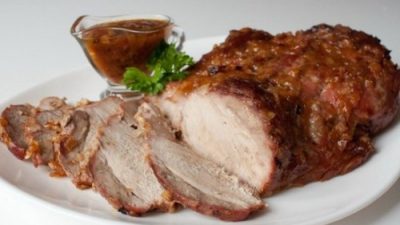 Свиная лопатка, запеченная  с пивом