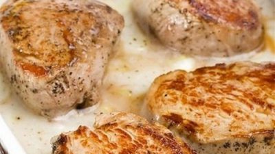 Свиная отбивная со сливками, луком и шалфеем