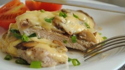 Свиная отбивная запеченная под сыром и грибами
