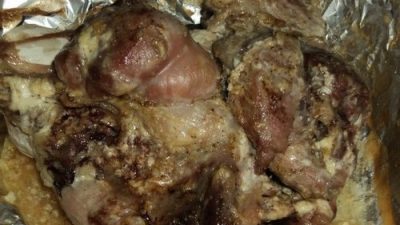 Свиная рулька с чесноком в духовке