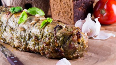 Свинина, фаршированная соусом песто