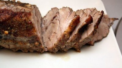 Свинина с чесноком, запеченная в соли
