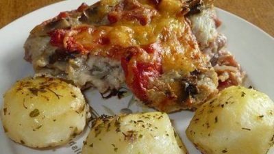 Свинина с овощами под соусом в духовке