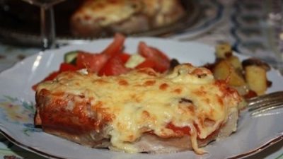 Свинина с помидорами под сыром в фольге