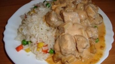 Свинина с шампиньонами под сырным соусом