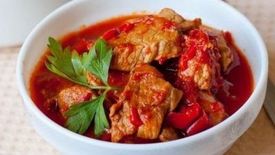 Свинина с томатами и сладким перцем