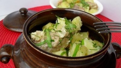Свинина со сметаной и картофелем в горшочке