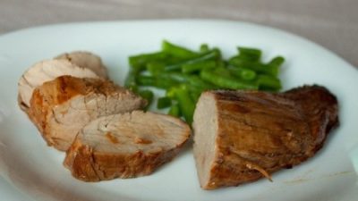 Свинина в маринаде из соевого соуса, имбиря и кунжута