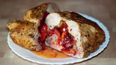 Свинина в маринаде, запеченная со сливами