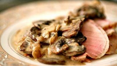 Свинина в сливочном соусе с грибами и кардамоном