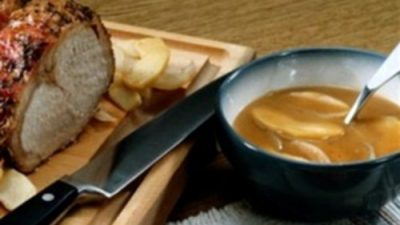 Свинина жареная с сидром, яблоками и  корицей