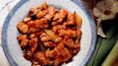 Свиной окорок с вермутом и розовым перцем