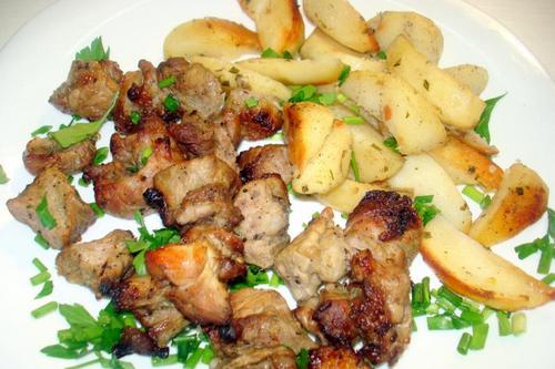 Свиной шашлык с картофелем в духовке