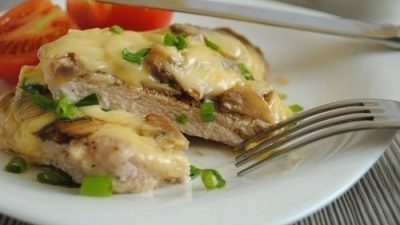Свиные отбивные с шампиньонами и сыром