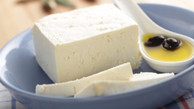 Сыр брынза из сметаны, яиц и молока