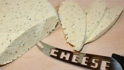 Сыр домашний с чесноком и зеленью