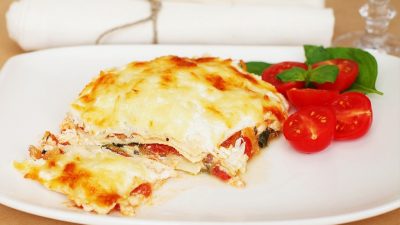 Сырная лазанья со шпинатом и помидорами