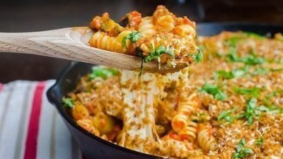 Сырная паста с баклажанами и перцем, запеченная в духовке