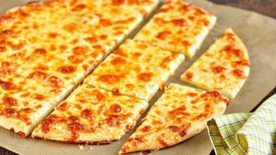 Сырная пицца с чесноком