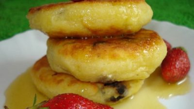 Сырники с манкой и мукой под банановым соусом