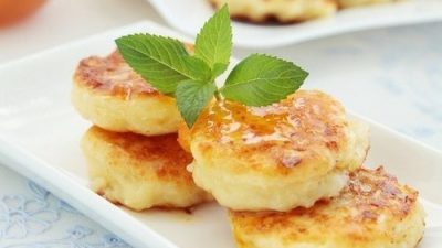 Сырники диетические из творога с изюмом