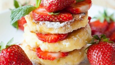 Сырники из творога с клубникой и сметанным соусом