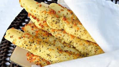 Сырно-чесночные палочки в духовке