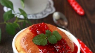 Сырное новогоднее суфле с малиной