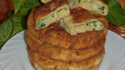 Сырные лепешки на кефире с зеленым луком
