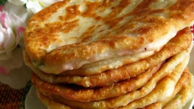 Сырные лепешки с грибами и ветчиной