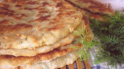 Сырные традиционные лепешки