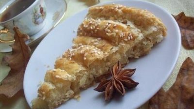 Сырный пирог с кунжутом из слоеного теста