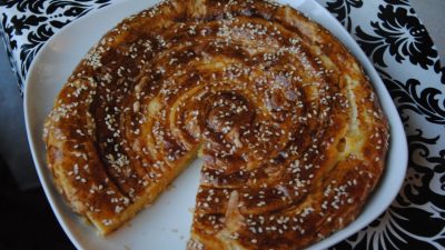 Сырный пирог-улитка с кунжутом