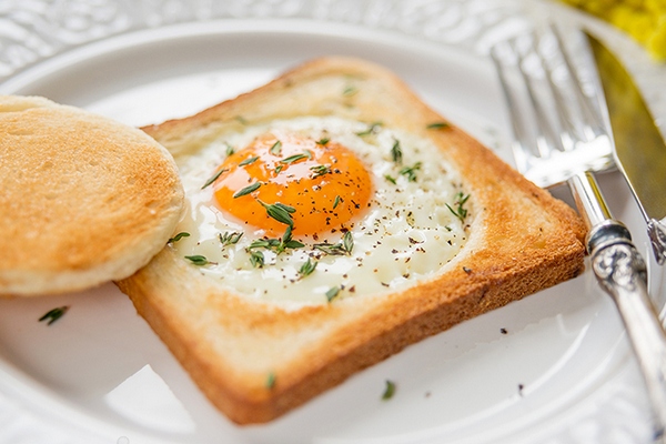 Яйцо в хлебе на сковороде