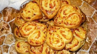 Сытное печенье с сыром и ветчиной