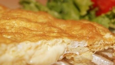Сытный омлет с сыром и кетчупом