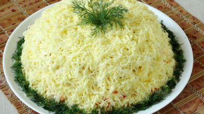 Сытный салат с куриной грудкой и сухариками