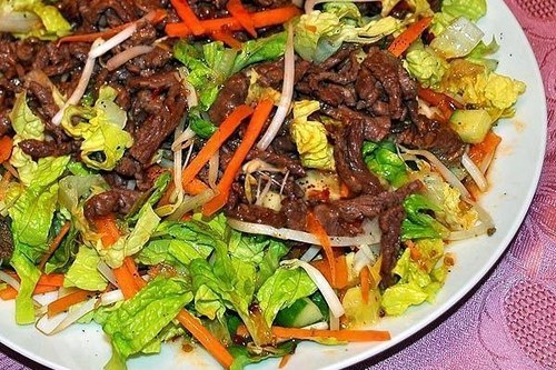 Тайский салат с говядиной и соевыми ростками