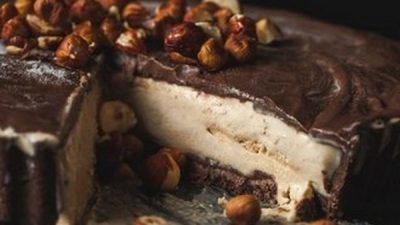 Тарт в шоколадной глазури с мороженым