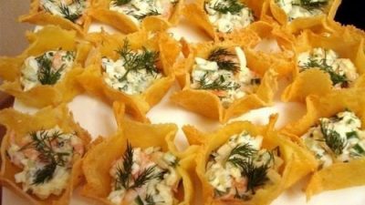 Тарталетки из сыра с огурцом и креветками