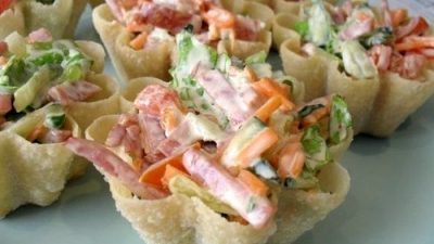 Тарталетки с корейским салатом и салями