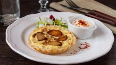 Тарталетки с луком и белыми грибами