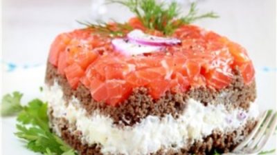 Тартинки слоеные с яблоками и лососем