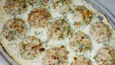 Тефтели из курицы и гречки в соусе