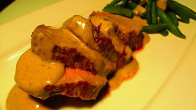 Телячья вырезка с пикантным сырным соусом и травами