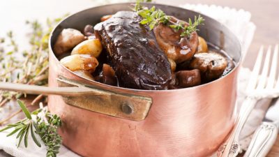 Телятина с белыми грибами и травами