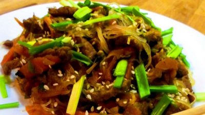 Телятина с фунчозой и овощами на сковороде