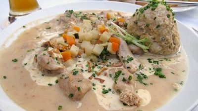 Телятина тушеная с овощами под соусом из сметаны