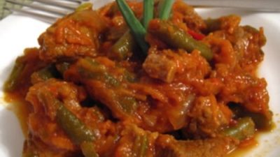 Телятина тушеная в духовке с помидорами и фасолью