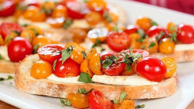 Теплая брускетта с помидорами и сыром